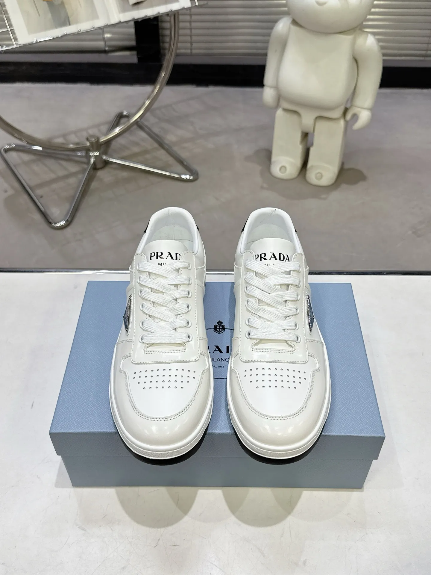 👟👟Ex-factory price 580👟👟 Couple style Prada Latest Downtown Bold series Triangle logo Casual sneakers White shoes Original purchase, development and production Downtown Bold sneakers are inspired by the basketball shoes of the 1980s, with a sporty design and exquisite details. Crafted from perforated leather, the statement platform sole provides a unique, modern style. The Prada logo is interpreted from different angles, decorated with the iconic enameled triangular metal logo, highlighting the unique classic style. Exquisite packaging at the delivery counter🛍📦 ▪️Fabric: Original custom imported first-layer cowhide ▪️Lining: Original imported soft sheepskin ▪️Outsole: Original open-molded rubber bottom material ▪️Size: Women's 35-40 Men's 39-45
